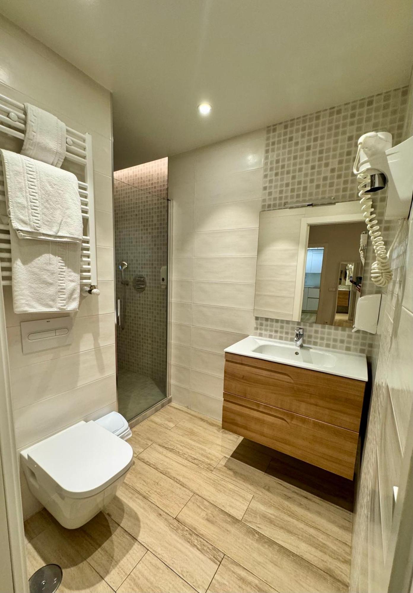 Apartamentos Apolo Madrid Ngoại thất bức ảnh