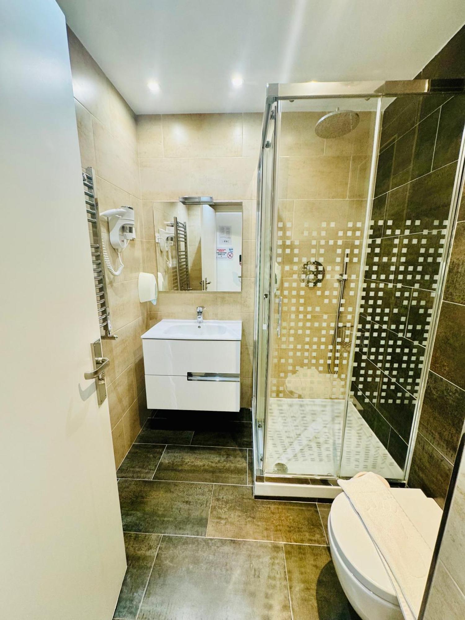 Apartamentos Apolo Madrid Ngoại thất bức ảnh